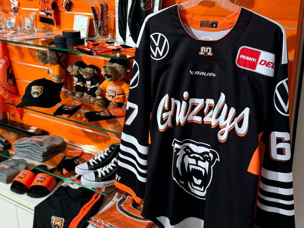 Das neue Grizzlys-Trikot & Merch-Artikel im Wolfsburg Store  (© WMG Wolfsburg)