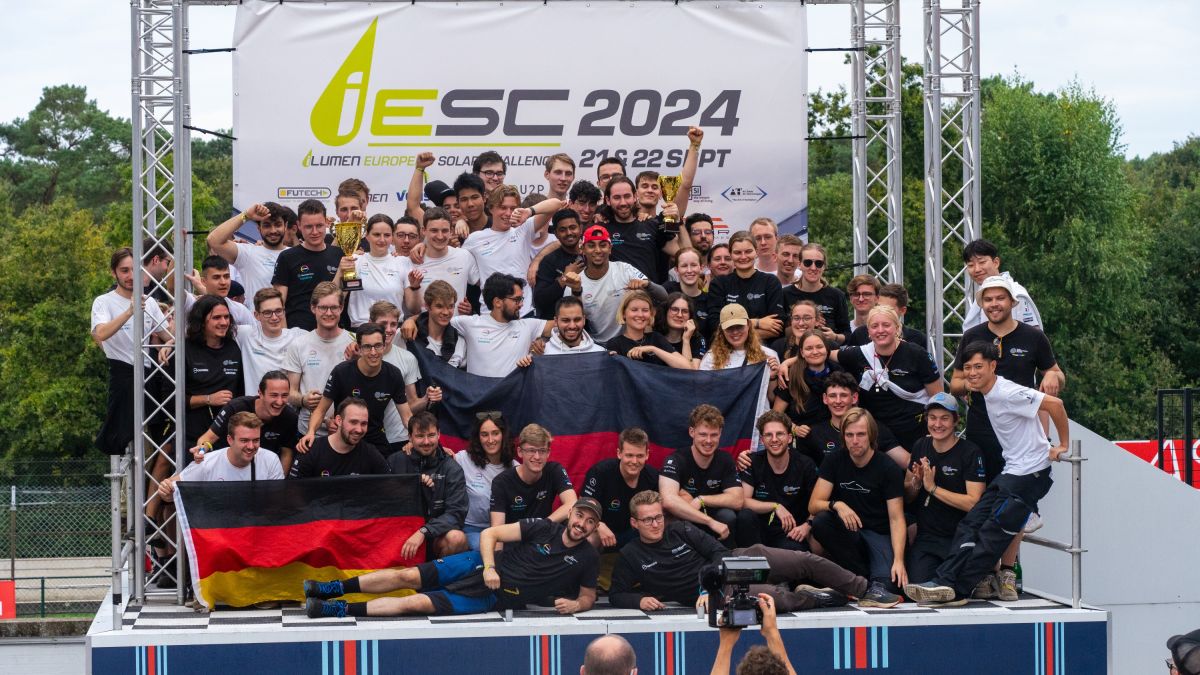 Das Team Sonnenwagen nach der Siegerehrung bei der iLumen European Solar Challenge (© Team Sonnenwagen Aachen e.V.)