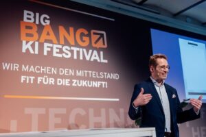 Vortrag von Jan Meyer: Rechtliche Herausforderungen bei Online-Bewertungen im Fokus. (© ©BIG BANG KI FESTIVAL/Offenblende/Ravi)