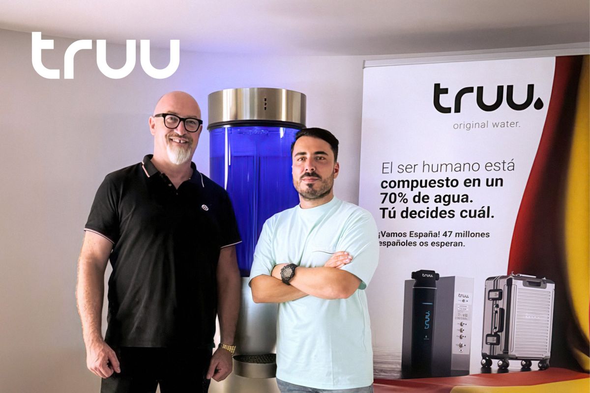 truu-CEO Timo Krause (li.) und der Leiter der Klinik Dr. Vicente Belvis  (© truu)