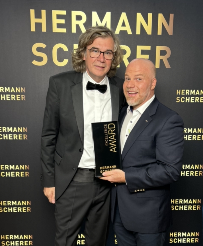 Fachjuror Hermann Scherer überreichte Ralf Haase dem Excellence Award (Die Bildrechte liegen bei dem Verfasser der Mitteilung.)