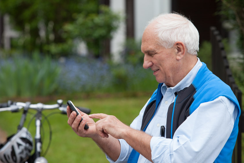 Mobile Rentner sollten für den Notfall immer ein Handy dabei haben. (Bildquelle: Baser International)