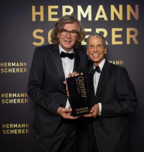 Hermann Scherer (l.) übergibt Excellence Award an Michael Tschugg (Die Bildrechte liegen bei dem Verfasser der Mitteilung.)