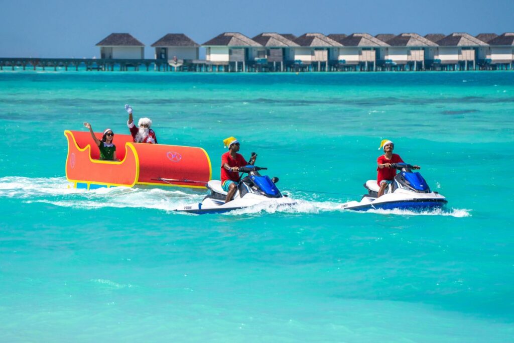 Der Weihnachtsmann kommt im Kandima Maldives an. (© Kandima Maldives)